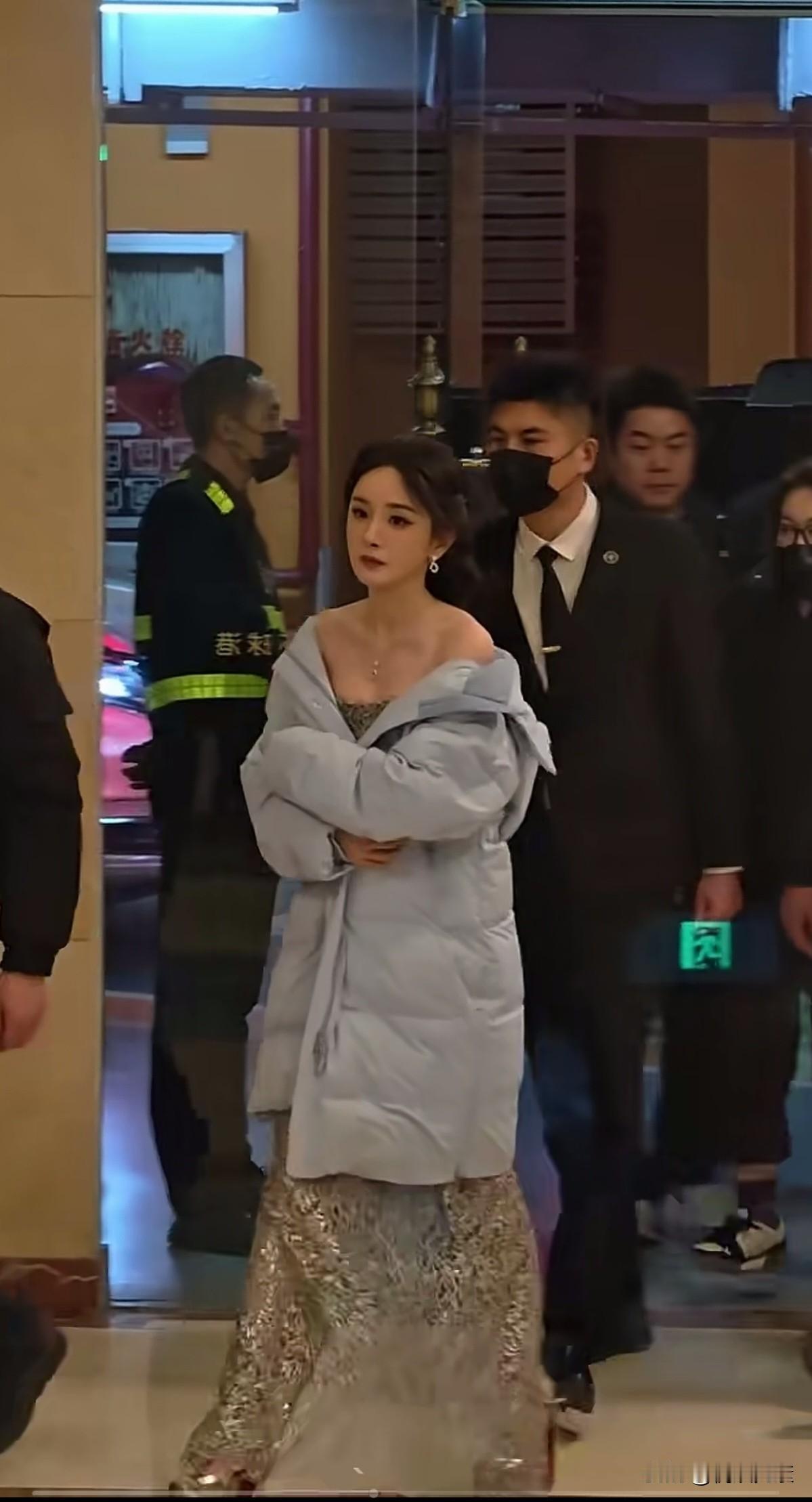 没有哪个男人见了杨幂不着迷的，
虽然她的婚姻失败了，
却并没有影响她事业的成功，