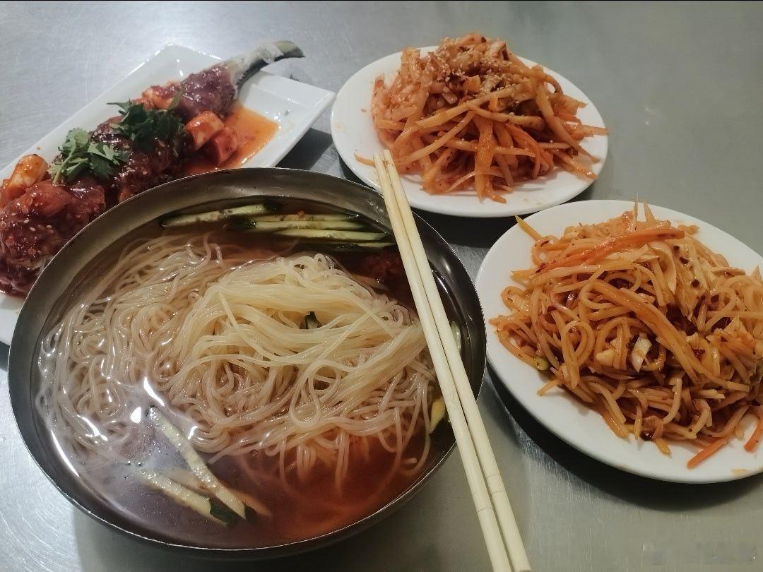 这个是我的家乡抚顺很流行的主食“冷面”，记得当年上学的时候，我们三个比较要好的同