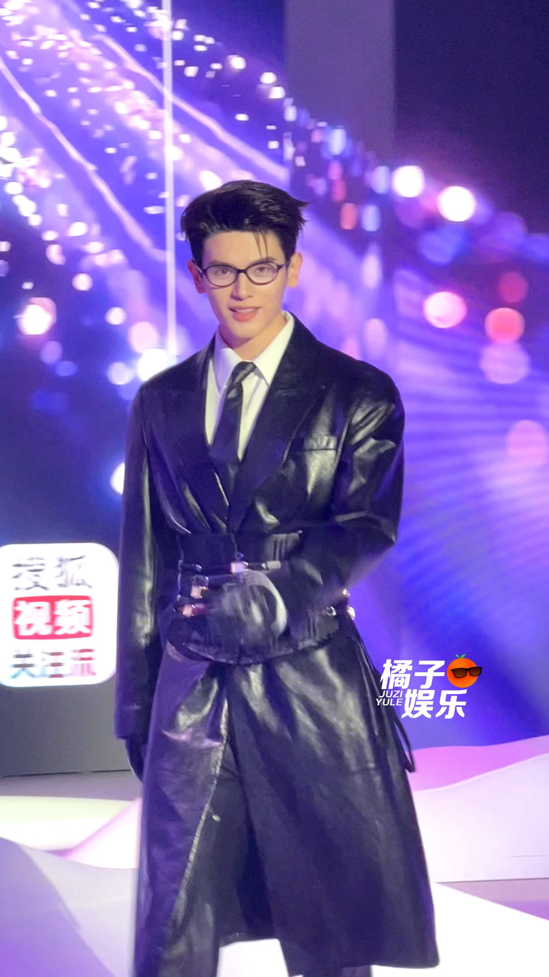 当姚弛直视🍊的镜头！！姚弛黑色皮风衣造型搜狐时尚盛典