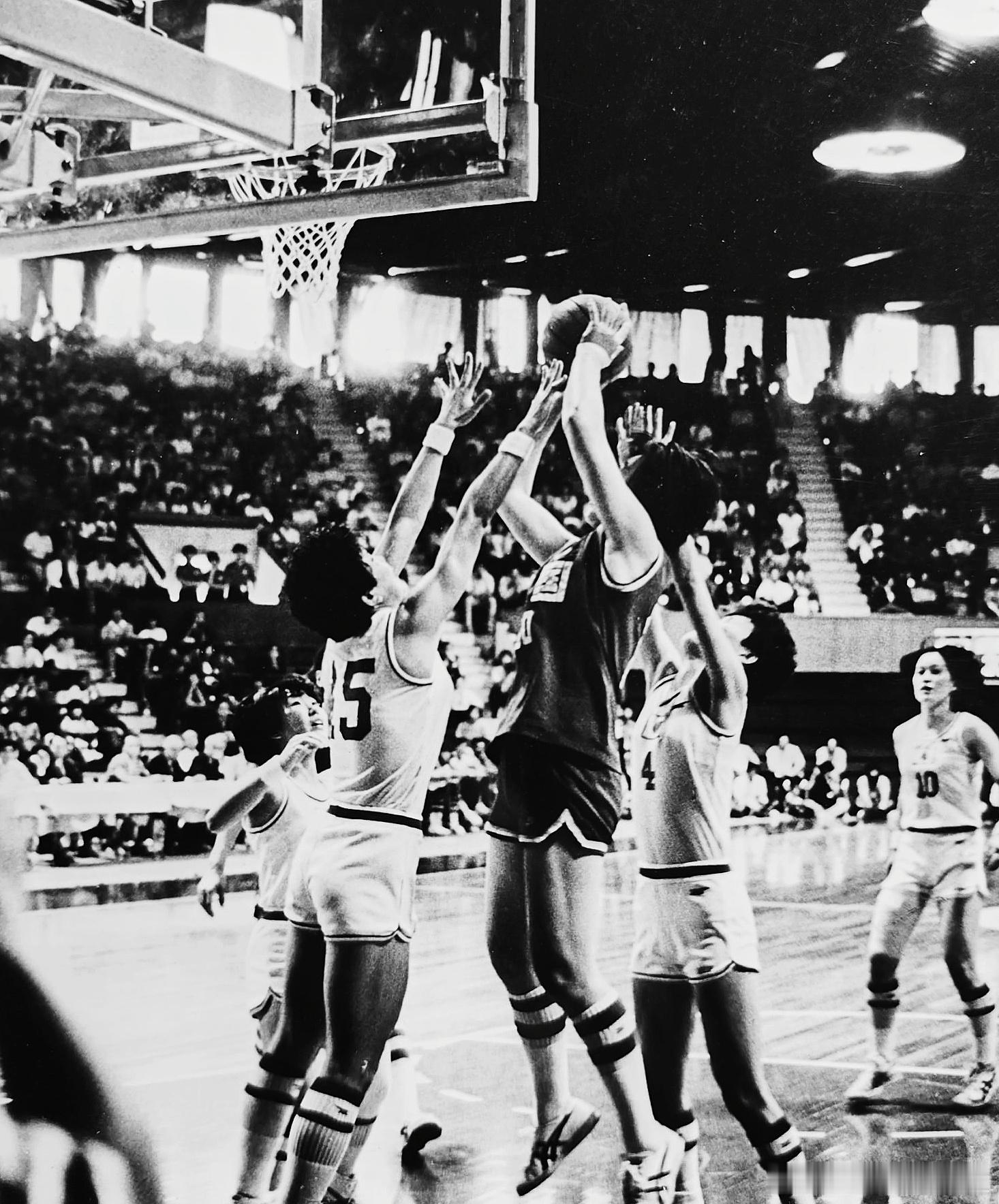 1982年5月4日，第九届女篮亚锦赛决赛阶段，中国队68比56击败东道主日本队，