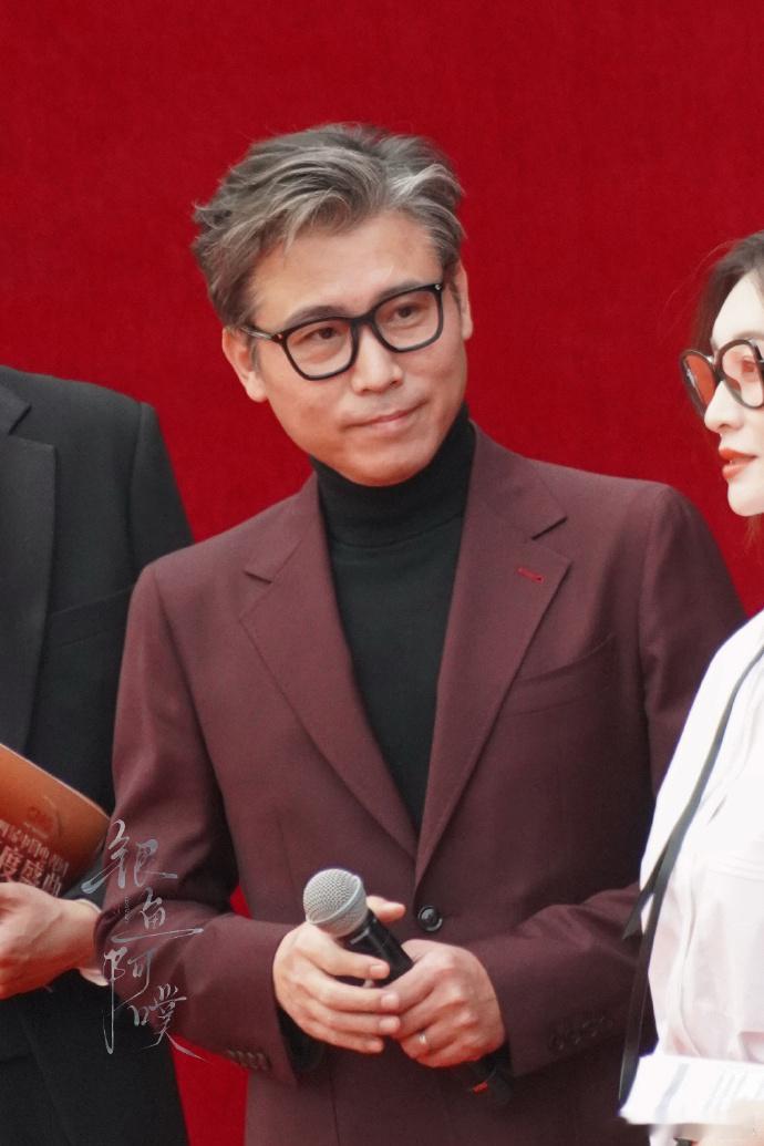起猛了看到李乃文男扮女装了刷到那张女装造型直接看错人，澄清一下这是刘丹在悬疑剧里