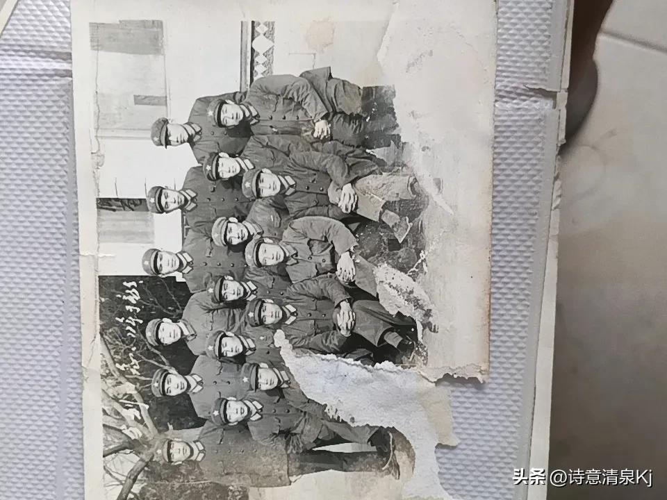 晒一张在部队的老照片1977年3月，老兵退伍，新兵入伍是部队生活中的家常便饭。我