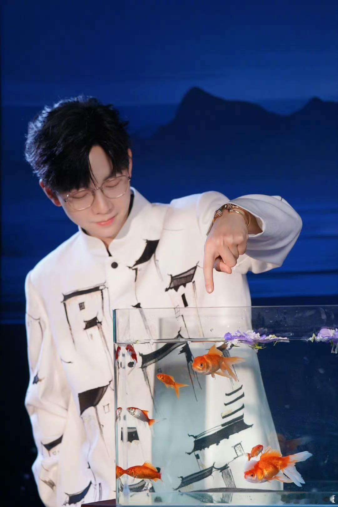 胡夏拜年剧透巡演计划  胡夏用真挚的歌声拜年，同时剧透即将开启的巡演之旅，每一站