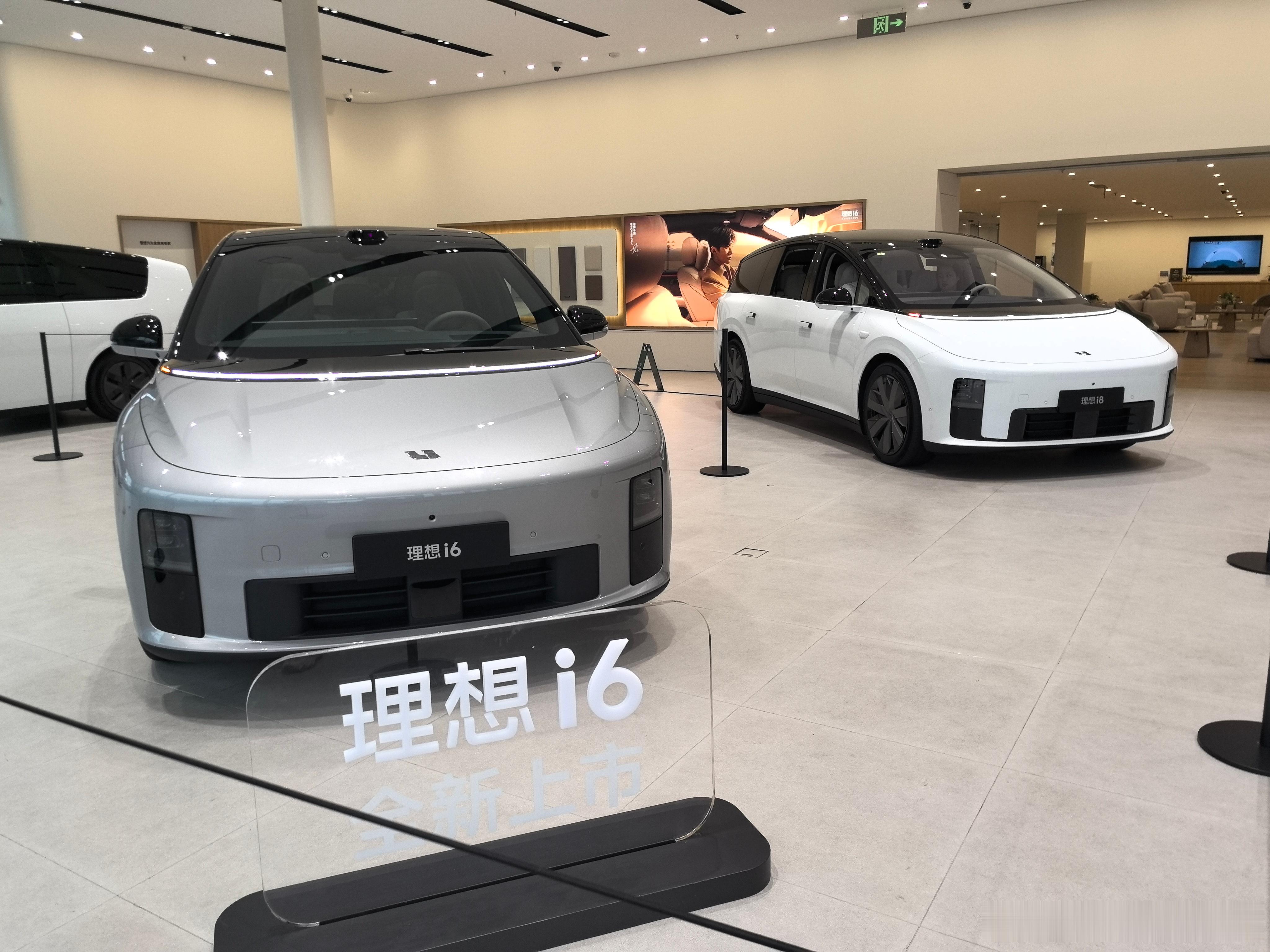 今天配亲戚看车，现在出现新势力一条街的产业，看了一圈，不得不说，论内饰理想还是最