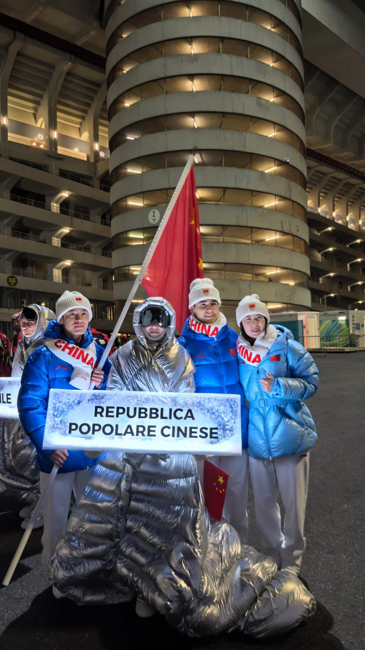 能上身国家队同款，是一种怎样的自豪感！修身剪裁和航天保暖科技加持，动态活动超自如