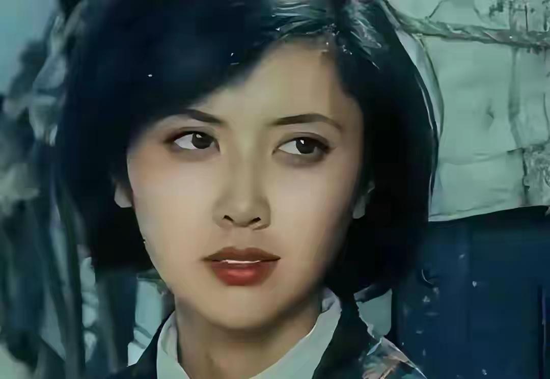 朱琳在八十年代是公认的美女，那时候的审美标准和现在不一样。
大眼睛大脸大嘴，长相
