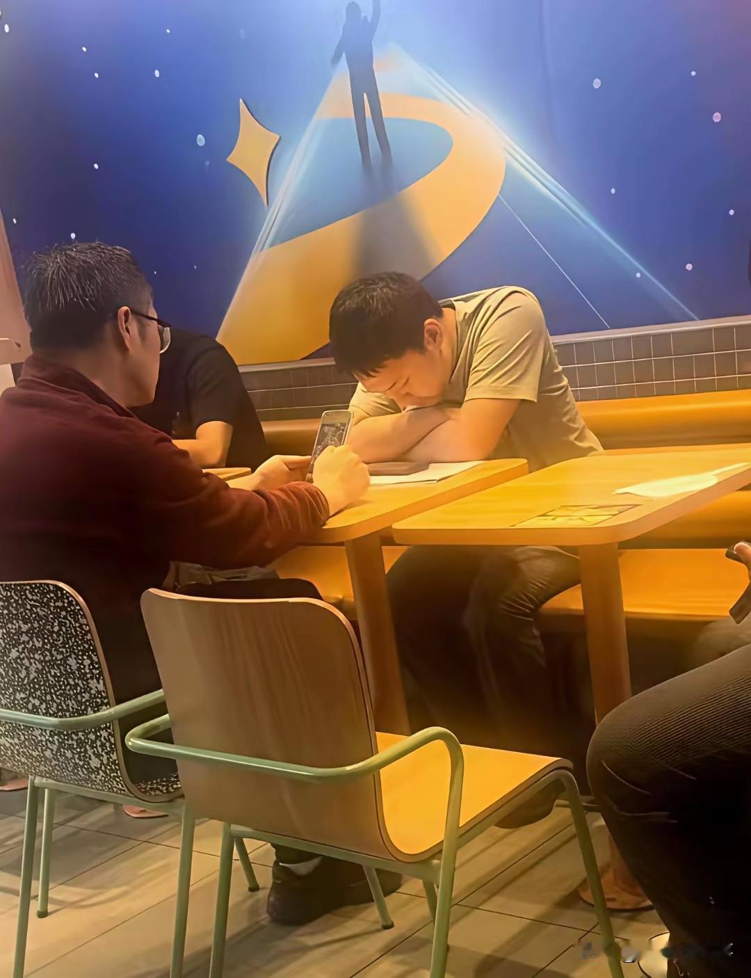 刚刚又看到了上海某大学课堂学生对老师喊杀事件的后续，感觉对这位老师更加的佩服和称