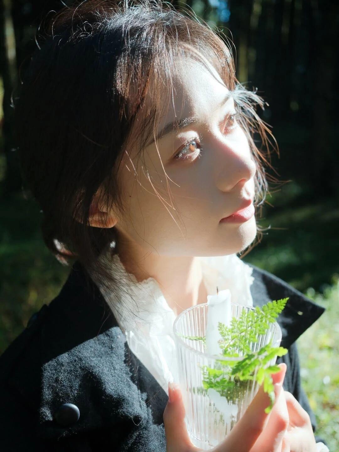 完美摄影作品赏析/森林公园摄影作品/森林中的少女，手捧一杯绿植，静谧而美好。光影