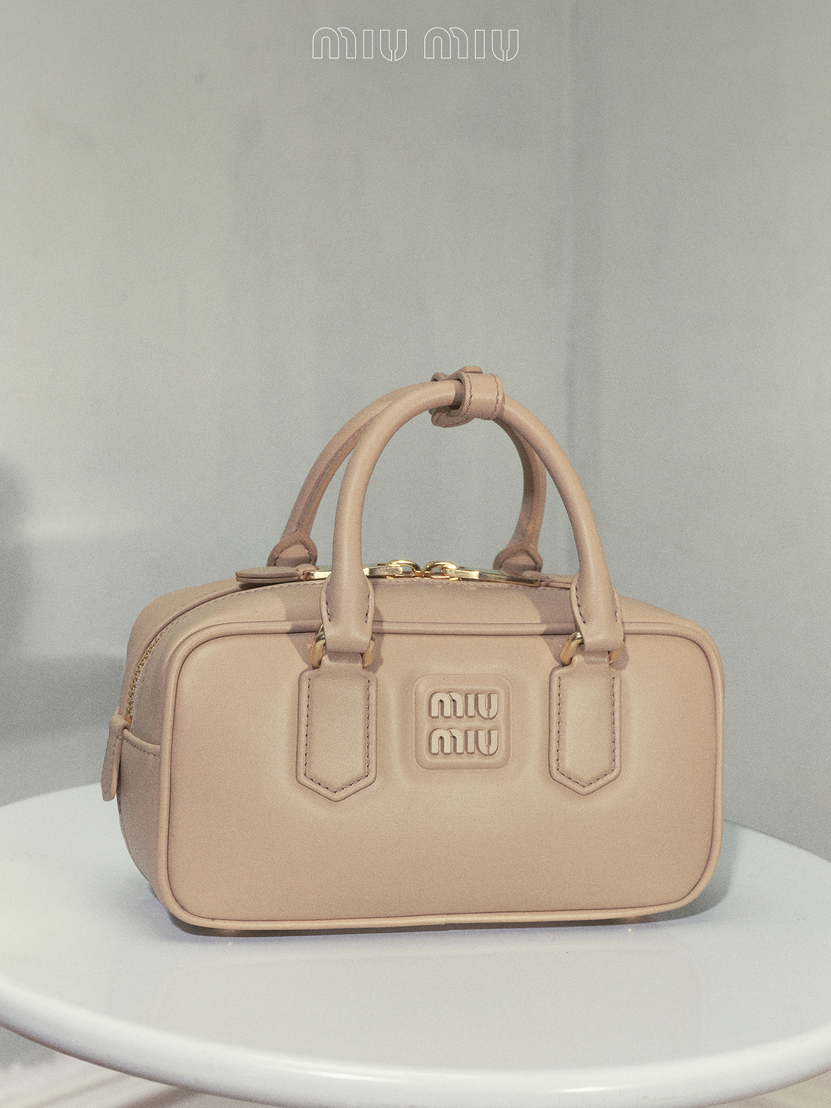 品牌大使一齐出镜全新手袋大片 ，来自 Miu Miu Girls 的 520 节