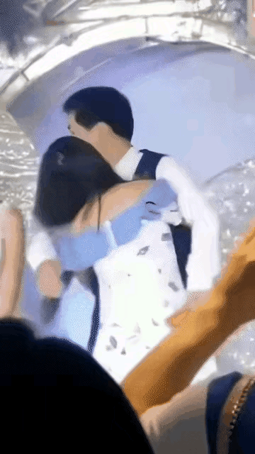 婚礼上这位姐姐的表现太不妥了，弟弟大喜的日子，姐姐在台上抱着弟弟难舍难分的，特别