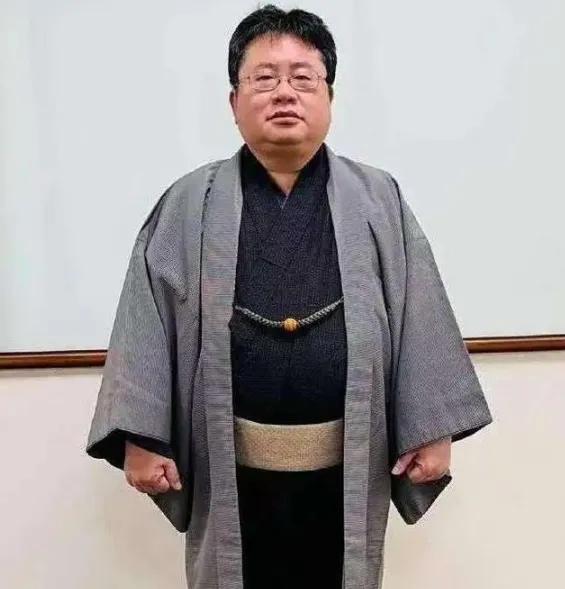 高市早苗疯狂反华，背后竟是两个中国败类在出谋划策？为高市早苗出谋划策的两个中国败