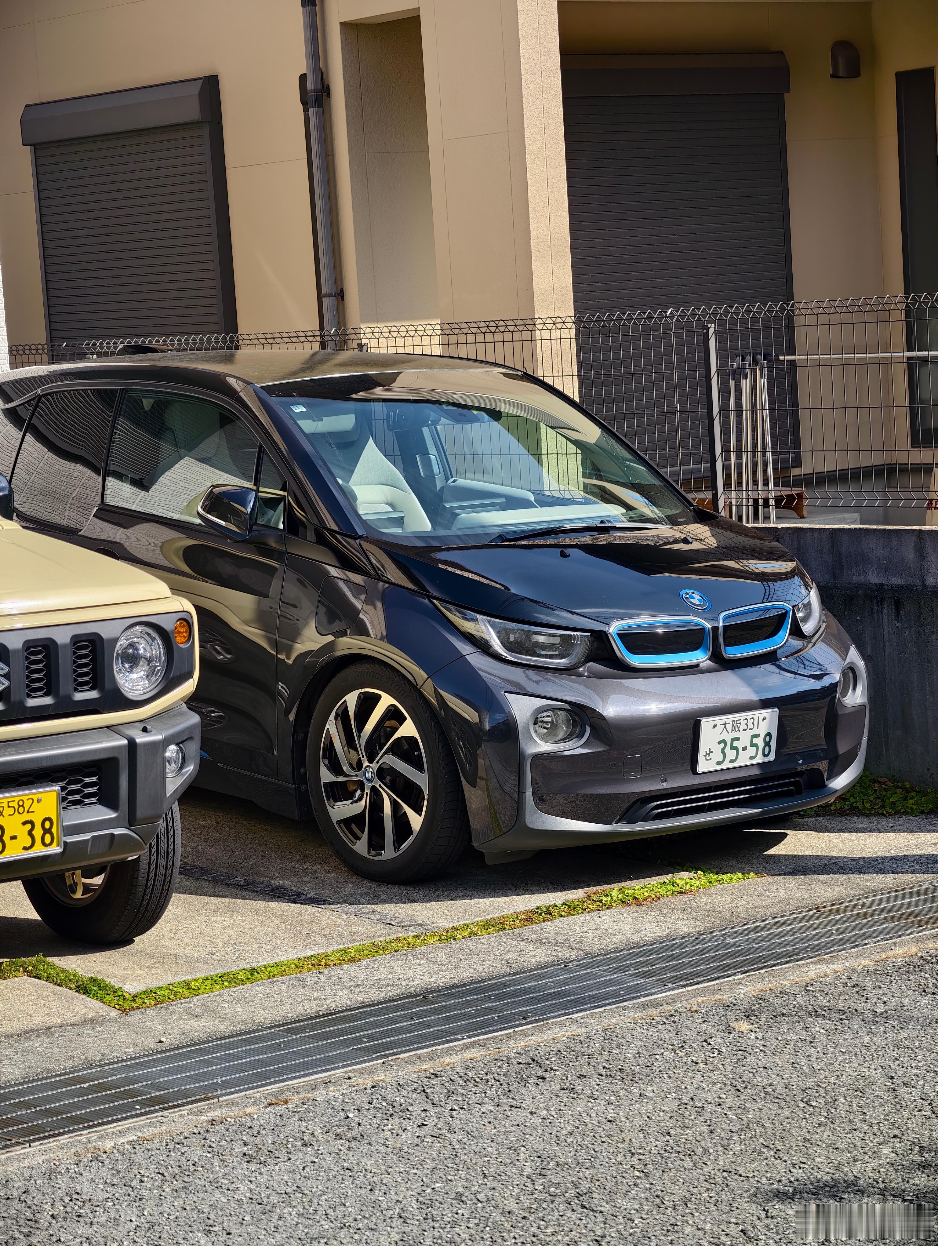 型车街拍初代宝马i3（I01），一吨多的整备质量，4米不到的车长，非常适合城市行