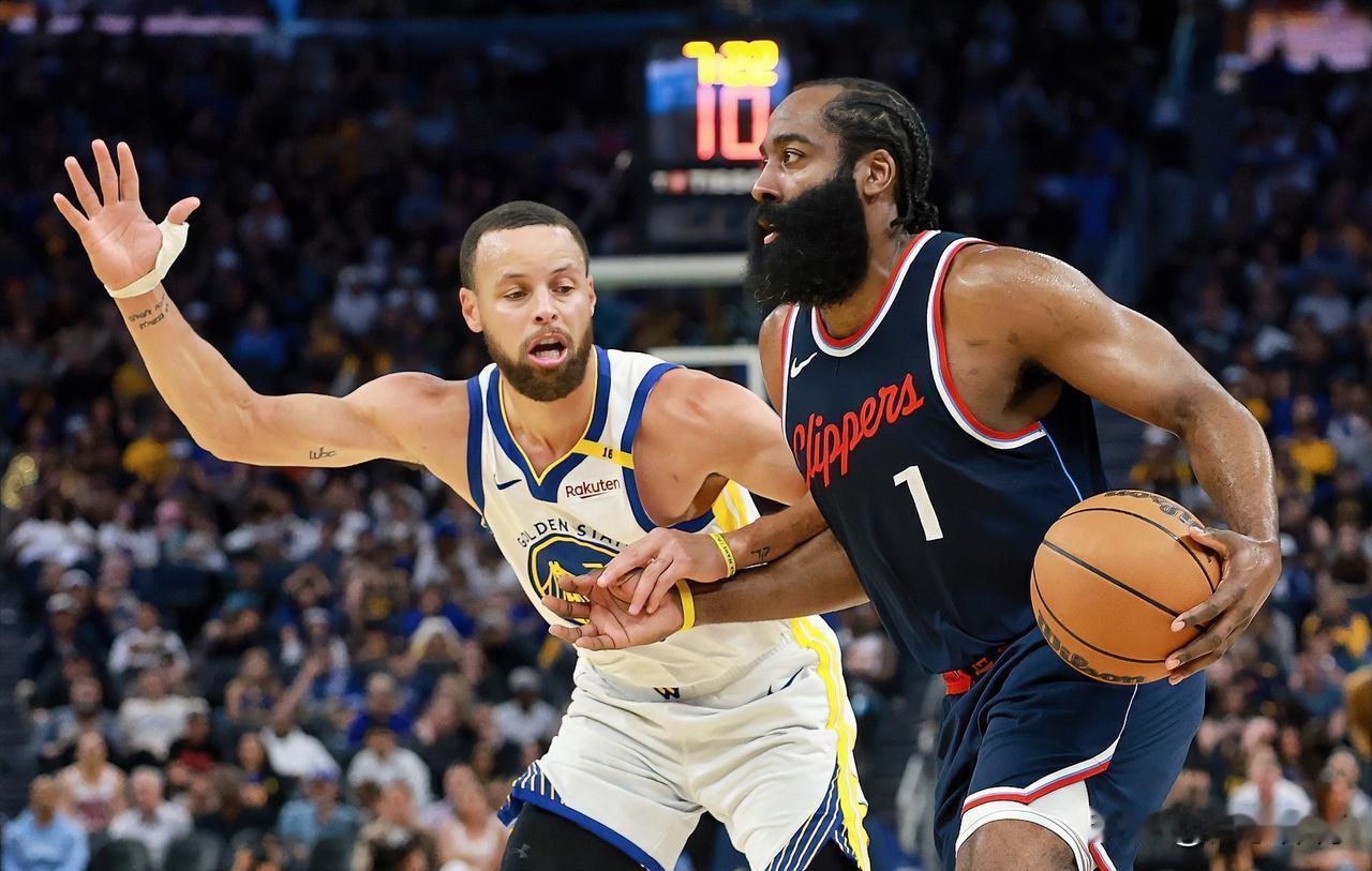 库里看着哈登的右肩，说了一句让全场沉默的话。
哈登的右肩缠着厚厚的冰袋，但他拒绝