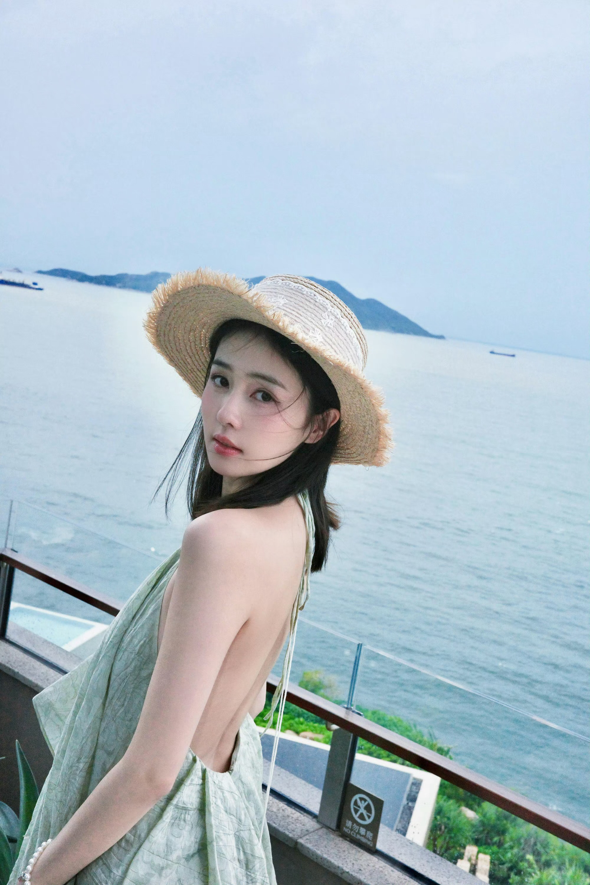 白鹿碎花泳衣超级漂亮 