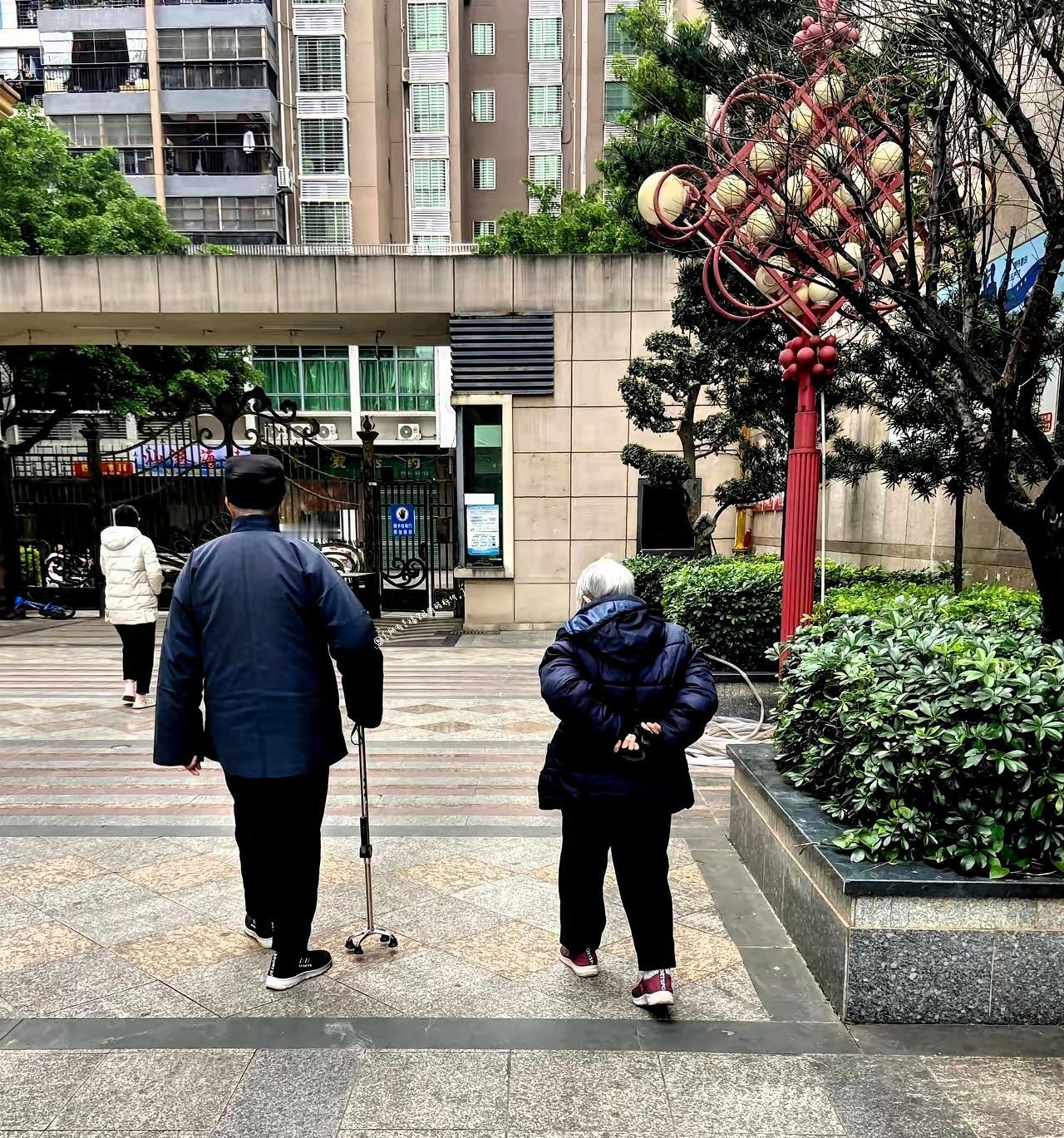 昨晚邻居家79岁的阿姨走了，是她老伴放弃抢救才走的。
大爷今年82岁，平时出门散