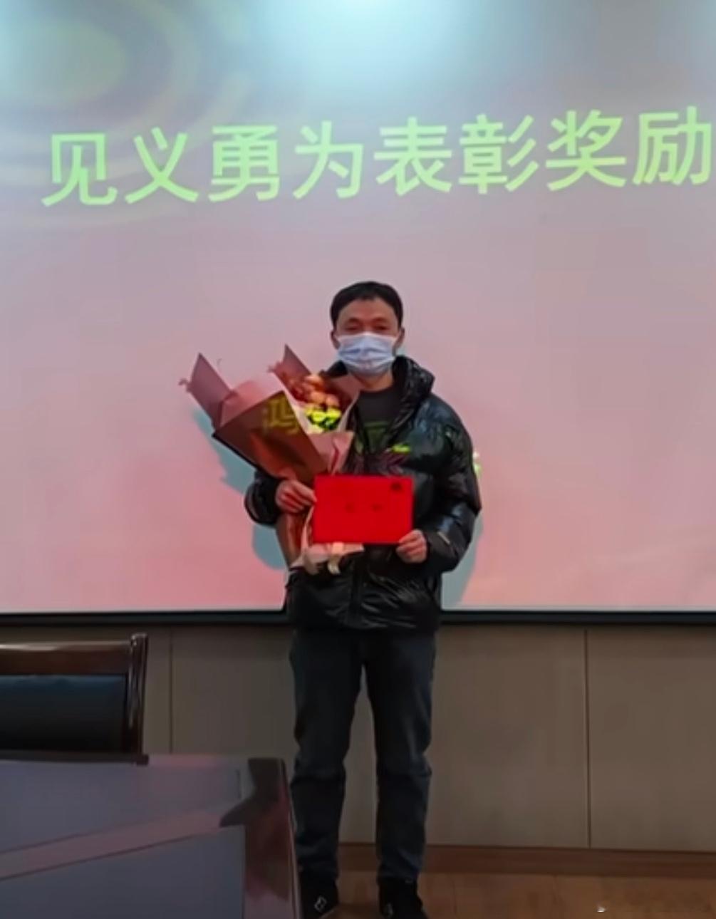 骑手接100元打赏订单察觉异样果断报警 给这个骑手点赞，挺警觉的，差点因为100