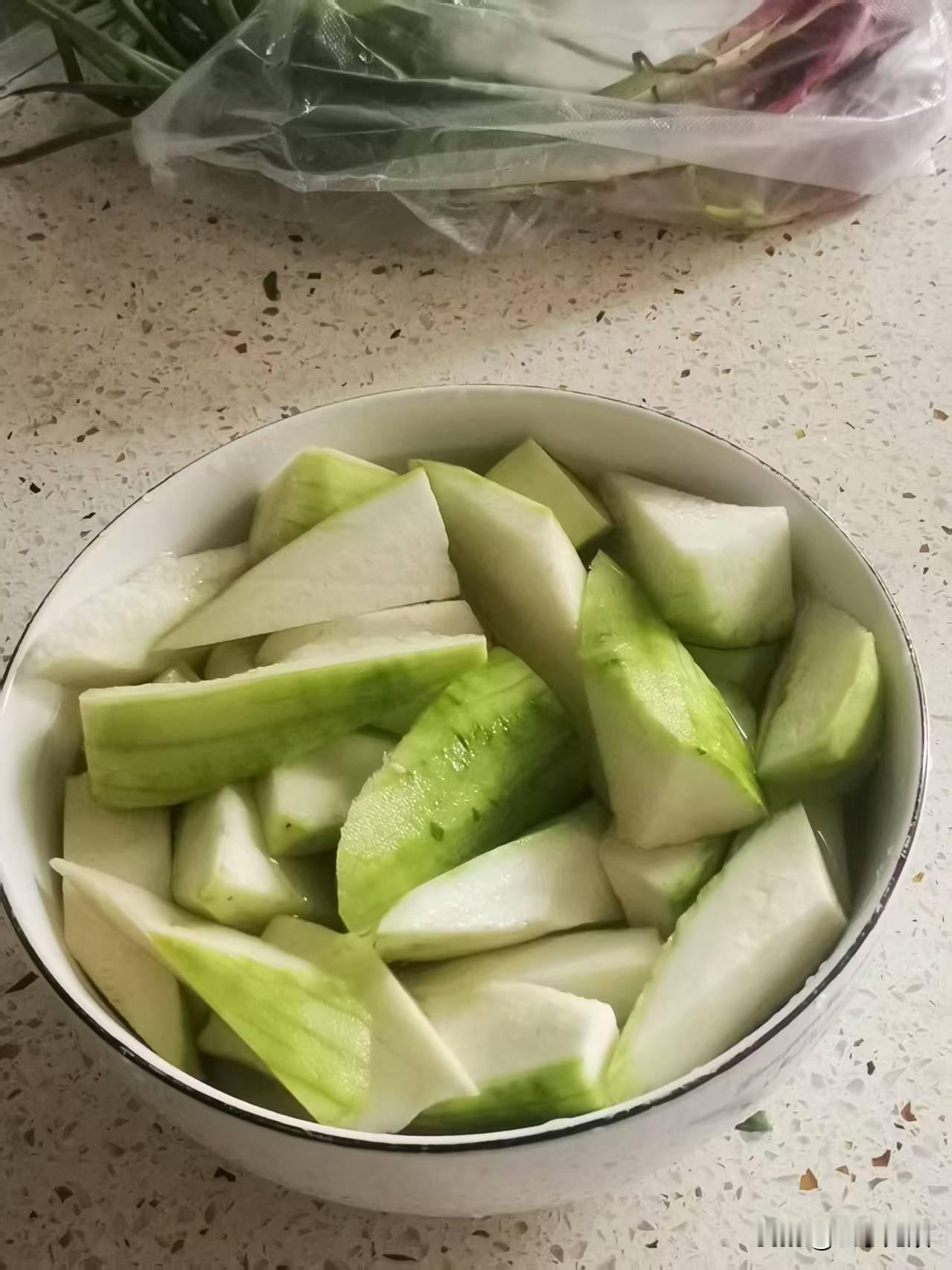 晒图笔记大赛夏天到了，大家喜欢吃丝瓜吗？丝瓜是夏天的应季蔬菜，我觉得夏天所有的蔬