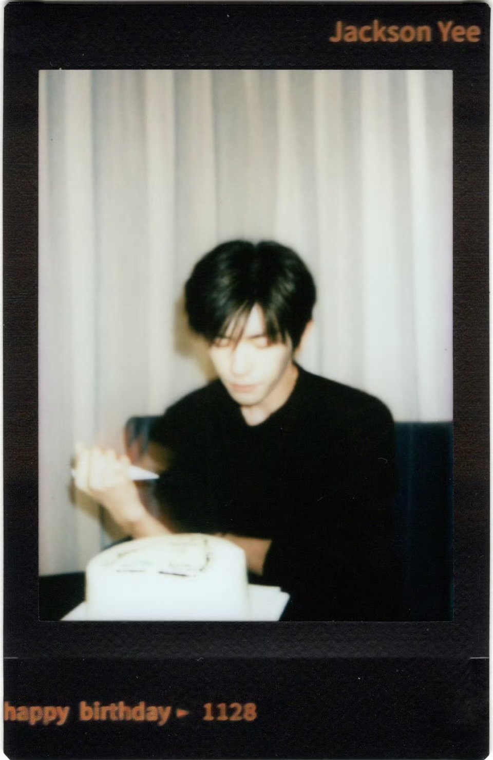 易烊千玺生日拍立得没想到千玺生日准备了那么多惊喜送给大家凌晨小网站更新共创画?卡