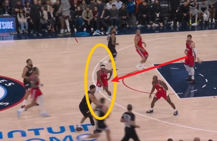 比尔遭遇髋部骨折，赛季报销。据比尔经纪人透露，比尔是在一次抢断中受伤的：“他抢断