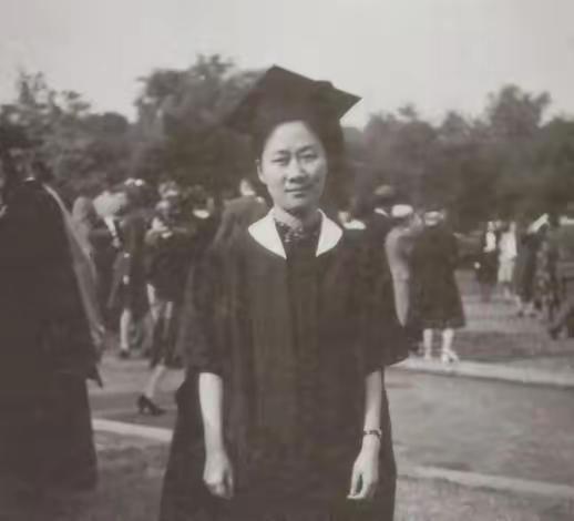 1932年，钱钟书追求燕大校花赵萝蕤，赵萝蕤根本没看上，而是喜欢当时一文不名的穷