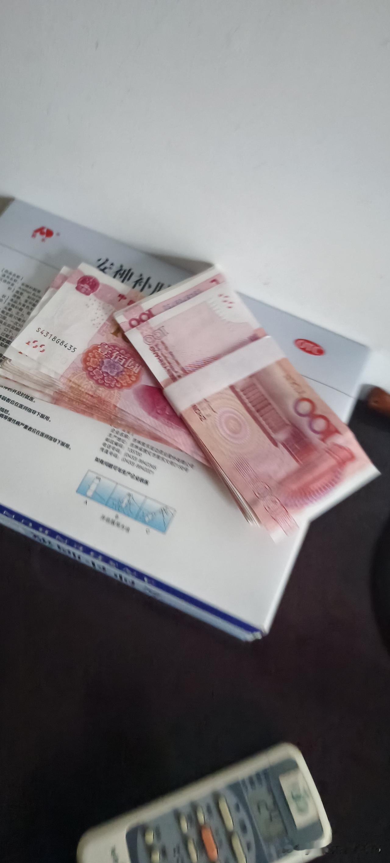 不知道从哪一天开始，对钱没有兴趣了。
今天婆婆拿出1万块钱，分成两份，一份500