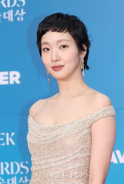 金高银百想红毯金高银领子好低 好美！ ​​​
