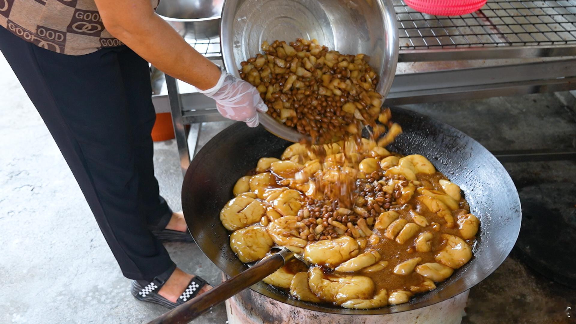 在福建漳州龙海有一道风味独特的甜品，用猪肉和糯米制作，口感糯叽叽半咸半甜，一般都