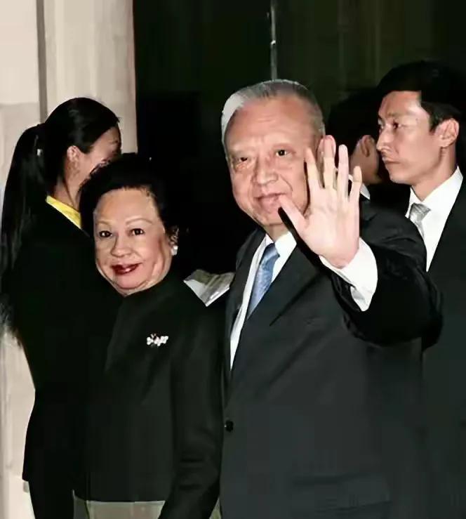 赵洪聘从不觉得自己高攀了董建华，甚至对外说自己是了解透彻董建华以后才委身下嫁的，