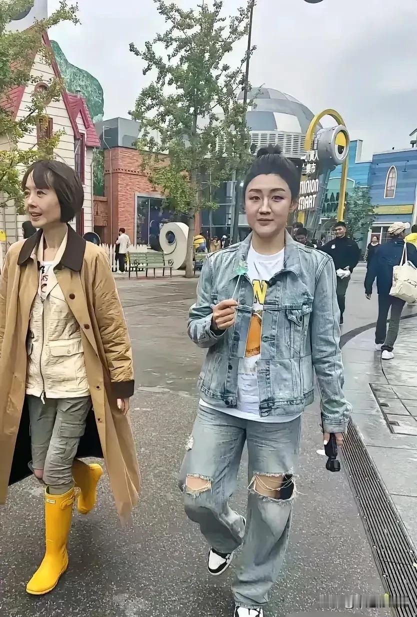 让鲁豫这么一穿，
瞬间觉得雨鞋也好看的不行了，
关键这到底是不是雨鞋啊，
看见像