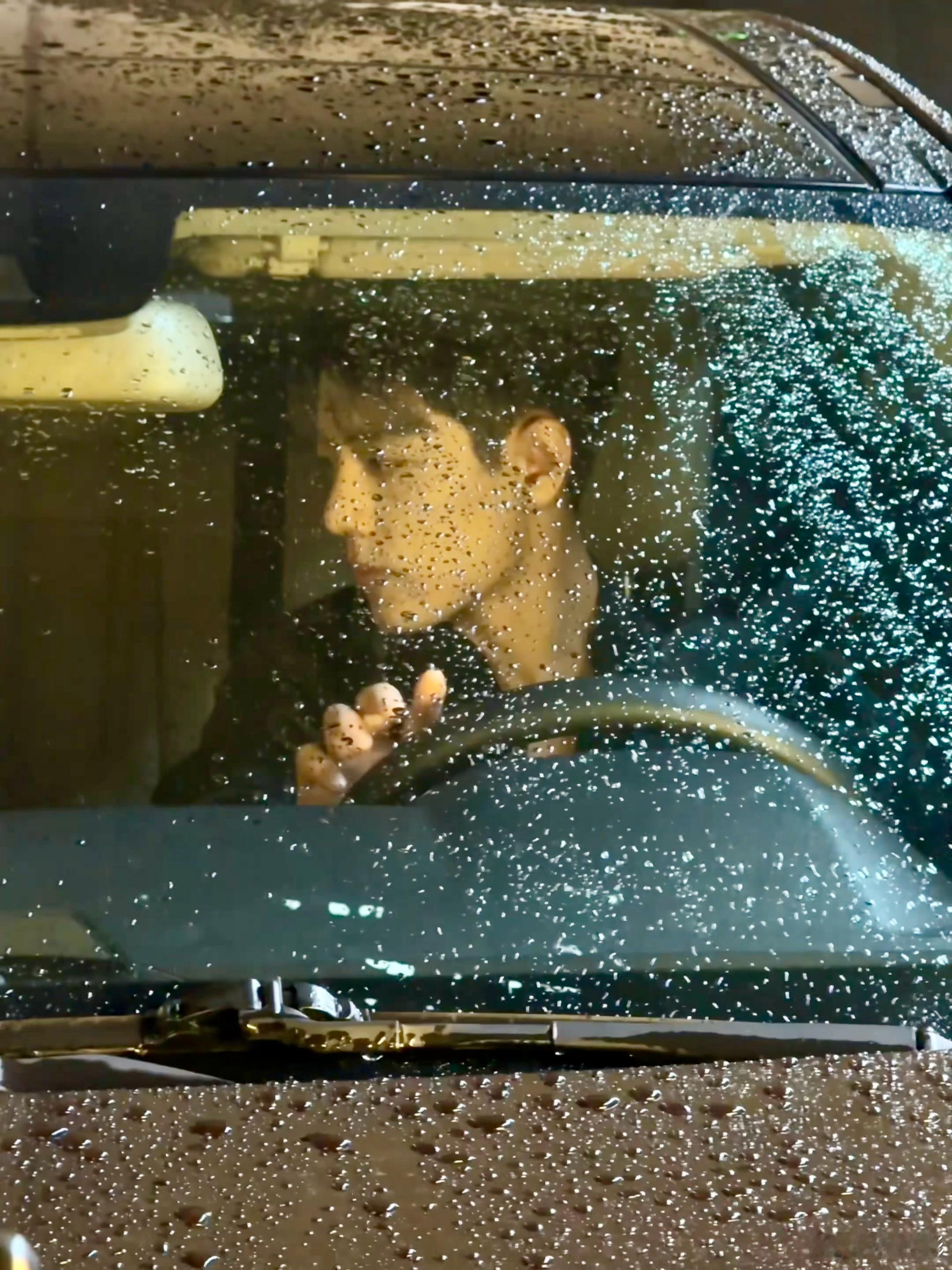 肖战雨幕车窗照  肖战雨幕车窗照拍的也太有氛围感了呀，感觉他真的是专出神图！每一