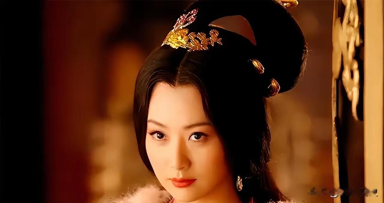 一天，东魏大将军高澄喝多了，借着醉意一把搂住弟媳李祖娥，讪笑道：“弟妹真是国色天