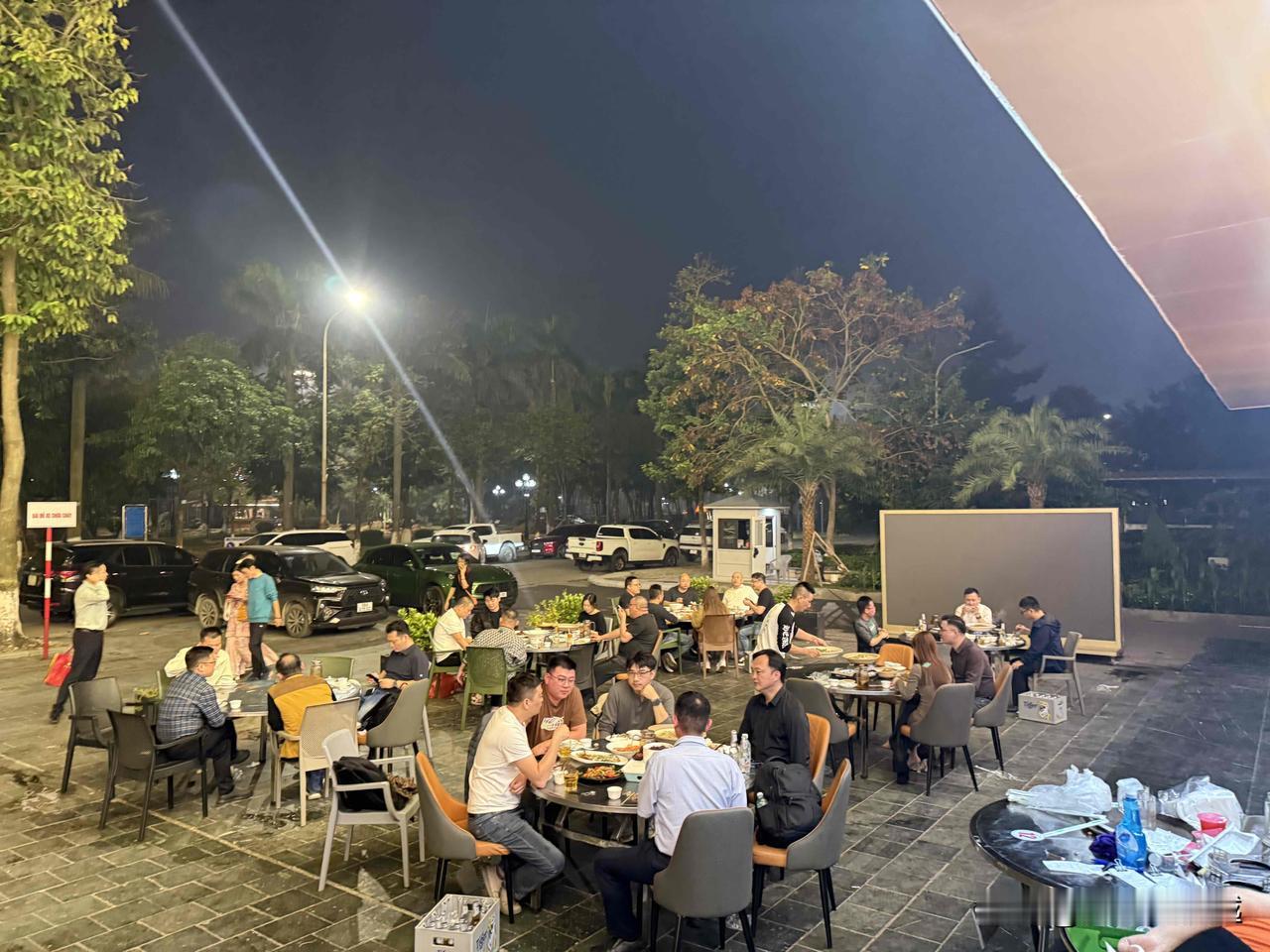 在越南随便吃顿饭，花2000块钱很正常。在越南中餐馆用餐，价格至少是国内的三倍。