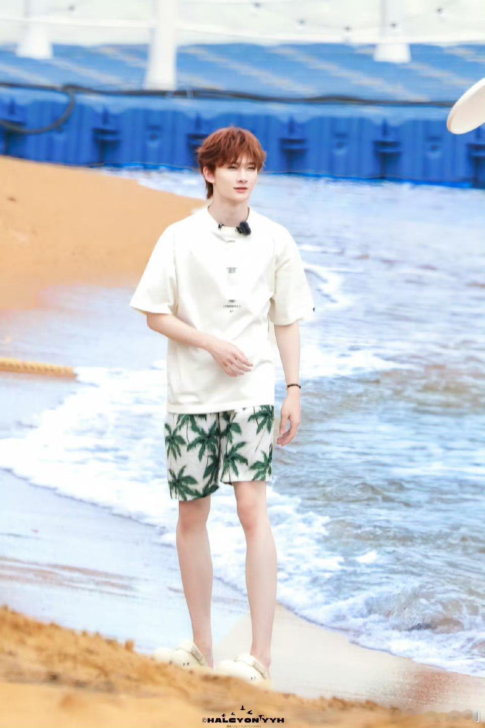 余宇涵[超话]余宇涵玩飞盘海边少年飞盘，构成了夏天最美好的画面，余宇涵海边玩飞盘