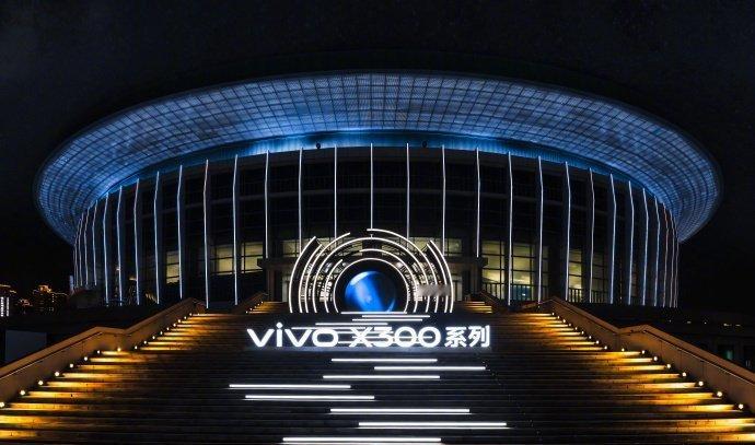 国产三强华小v国产手机“华小v”三足鼎立格局形成，标志着产业走向成熟与差异化竞争