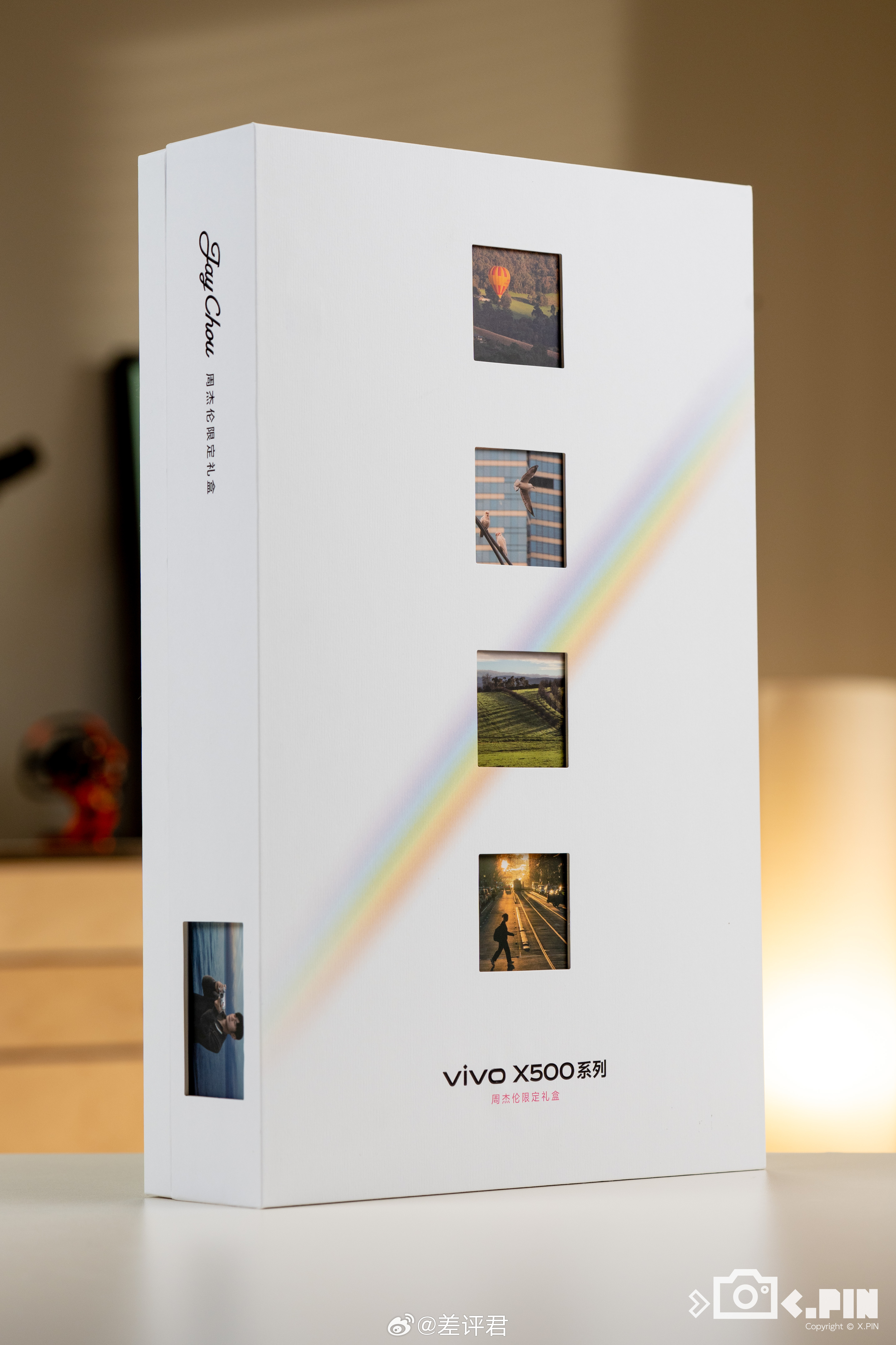 收到了 vivo X500 系列的周杰伦限定礼盒，有手机链、手机包、耳机包、旅行