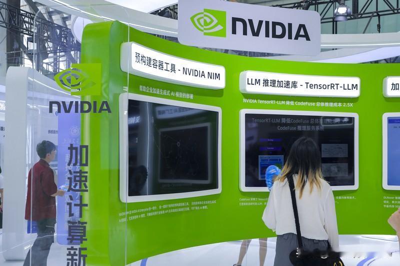 英伟达今天公布的一笔AI基础设施合作，可能比单纯卖GPU更值得关注。

英伟达与