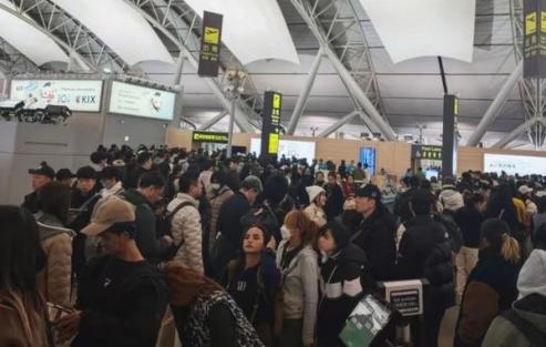 我就纳闷了，中日关系如此紧张！为什么只有中国人纷纷从日本回国，然而却不见在中国的