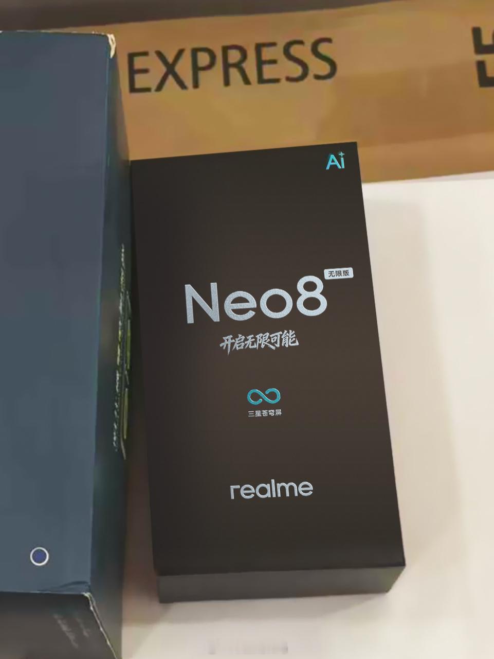 有点牛掰呀。Neo系列都用上三星定制屏了？不叫Neo8 Pro Max可惜了曝光