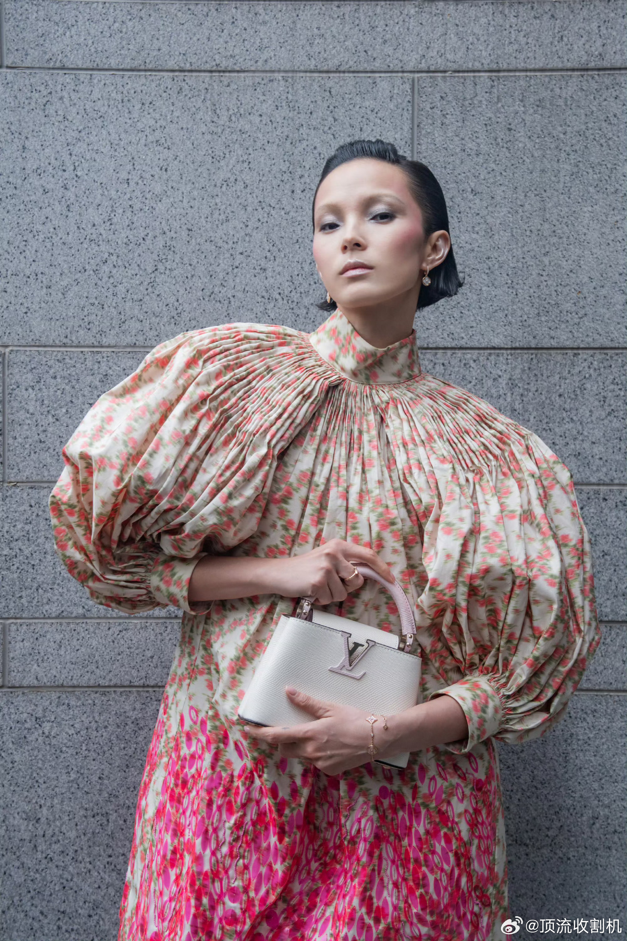 雎晓雯颓美瓷娃娃妆雎晓雯还是超模会做时尚大题 好喜欢这种有冲击力的妆造，雎晓雯把