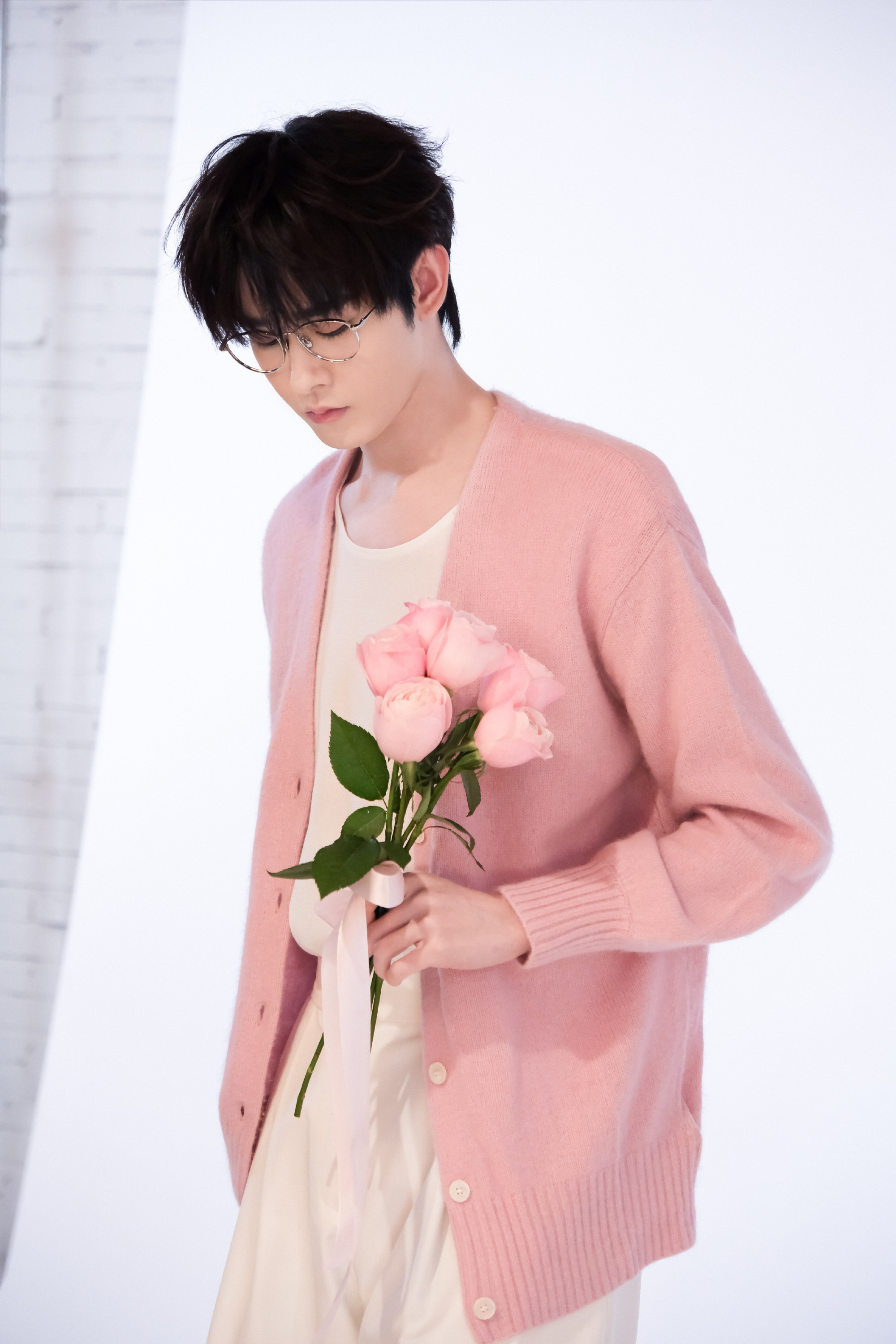 田嘉瑞出场三秒我就妈了不过三秒镜头，瞬间就被田嘉瑞狠狠圈粉。长着小脆角的狐狐寄灵