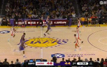 斯玛特这传球失误，有点低级！

第二节火箭三分箭如雨下，这是湖人被反超的原因，但