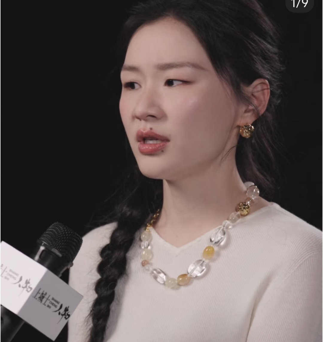 金靖拿至少存在过当玩笑她性格真挺好的，很有梗，内娱活人，我挺喜欢她的[抓狂][抓