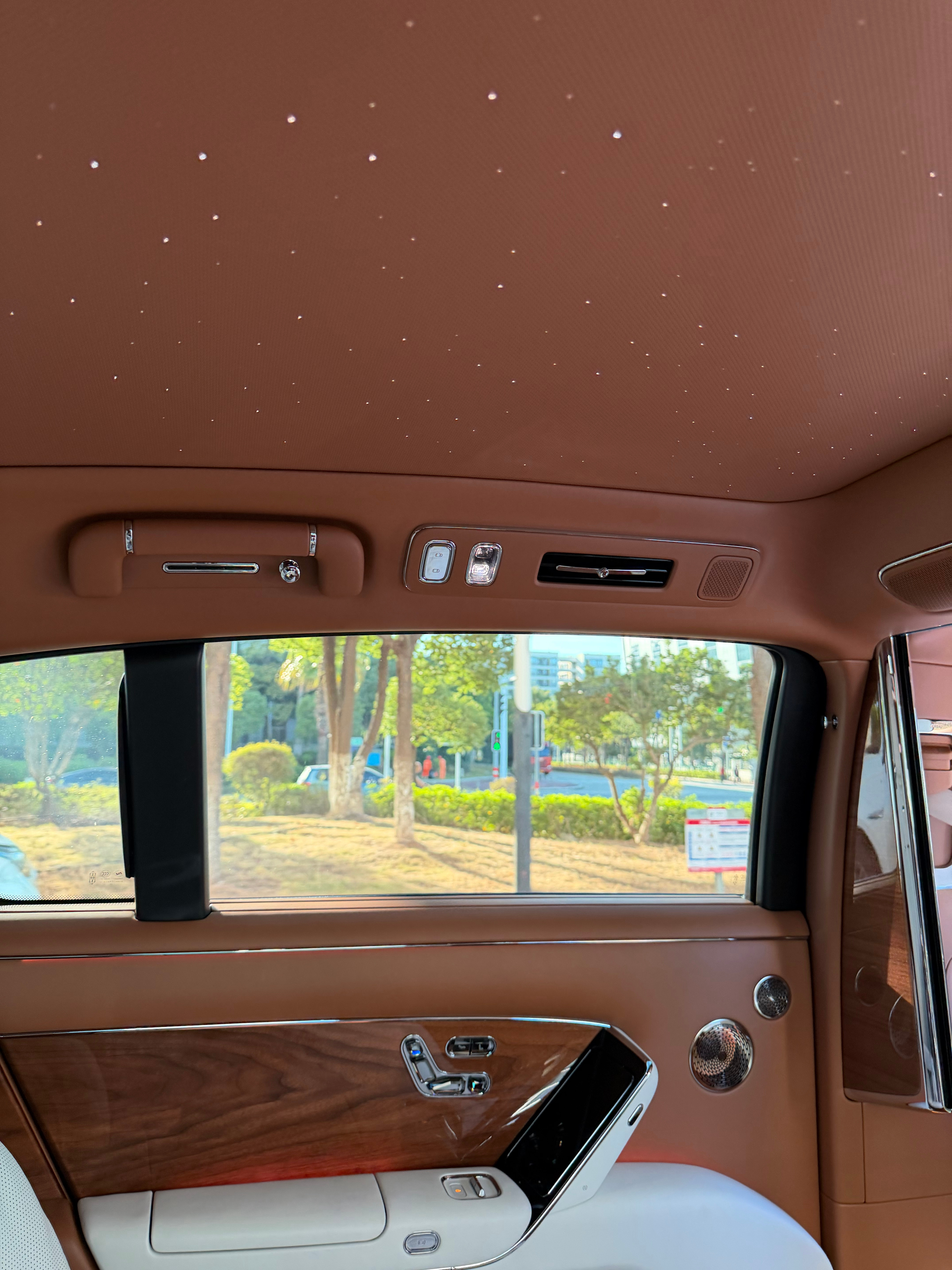 还是厦门好啊，老胡不仅安排尊界S800（有星空顶版 送机，还安排了最帅的同事，一