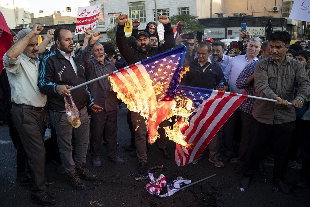 现在的美国不但没有受到伊朗的妥协，而且是伊朗全国各地进入准备战状态。美国是骑虎难