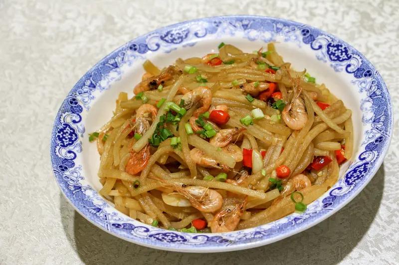 今天吃什么真是个世纪难题！要是心情像小厨娘一样好，老公做的啤酒鸭、萝卜丝炒虾米、