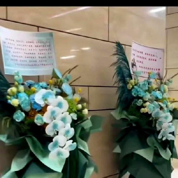 董宇辉被团宠[偷笑]今天才6号哎，北京粉丝已经扛着大包小包鲜花往公司涌了。

你