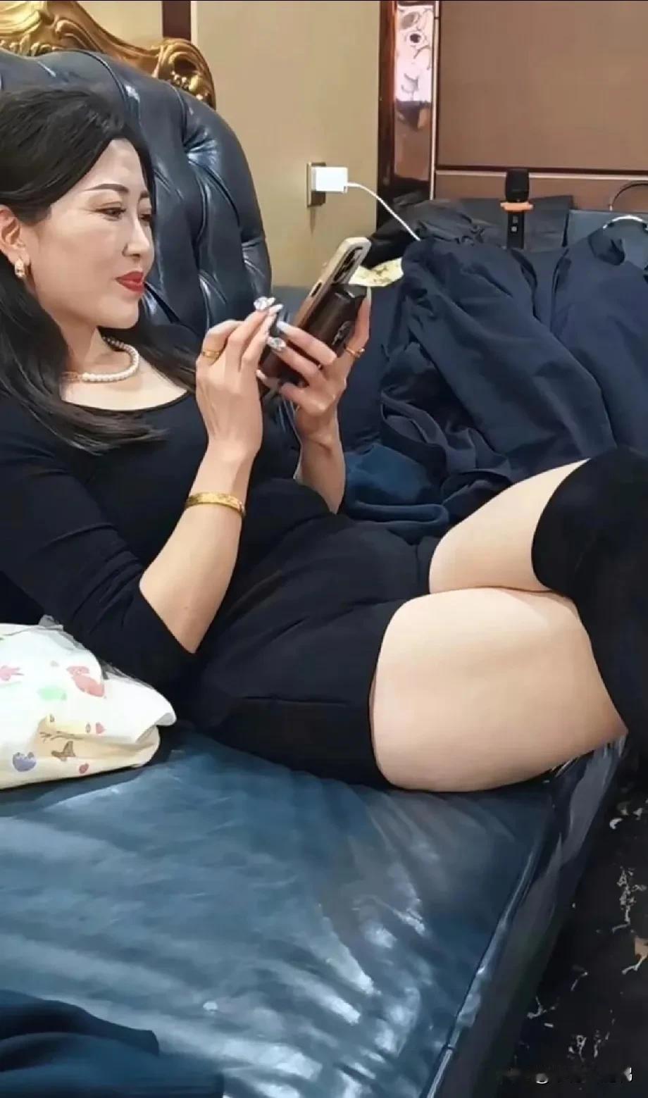 阿姨眼角的鱼尾纹真漂亮[害羞]