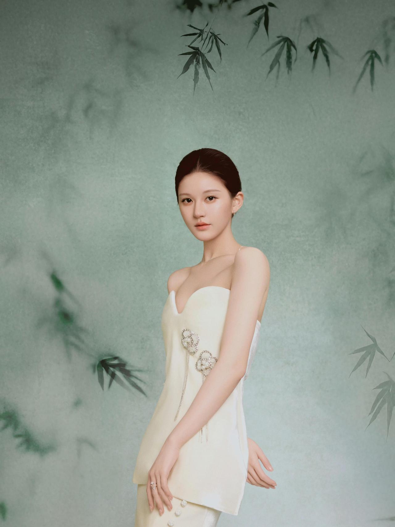 赵露思
竹影里的白
 
风把竹影，裁成半透明的诗
落在她颈间，像一句轻唤
白裙裹