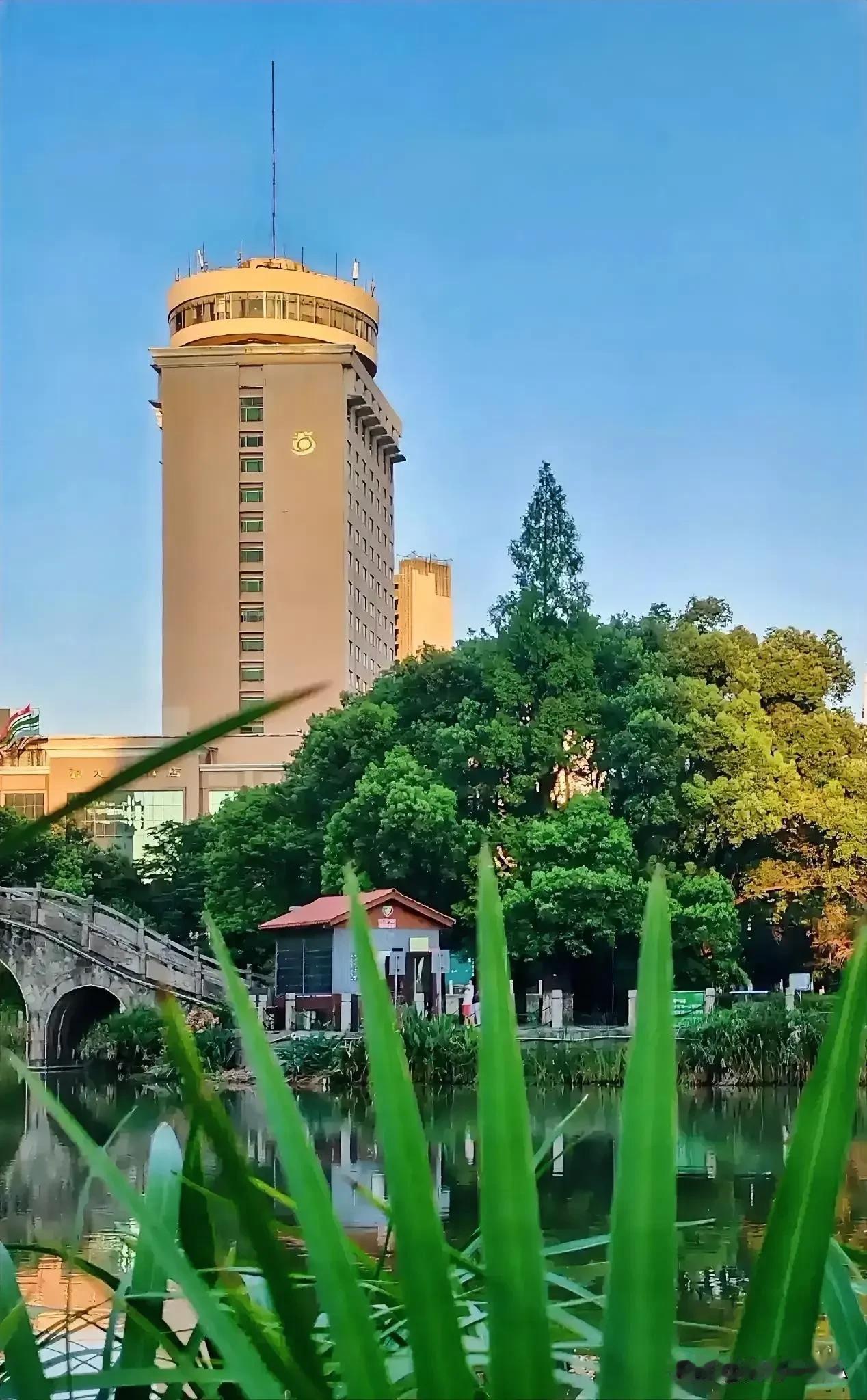 良得修身，翼满凌空
 
——铸雄鹰之骨，砺铁血军魂
 
苍穹无垠，风云浩荡，雄鹰