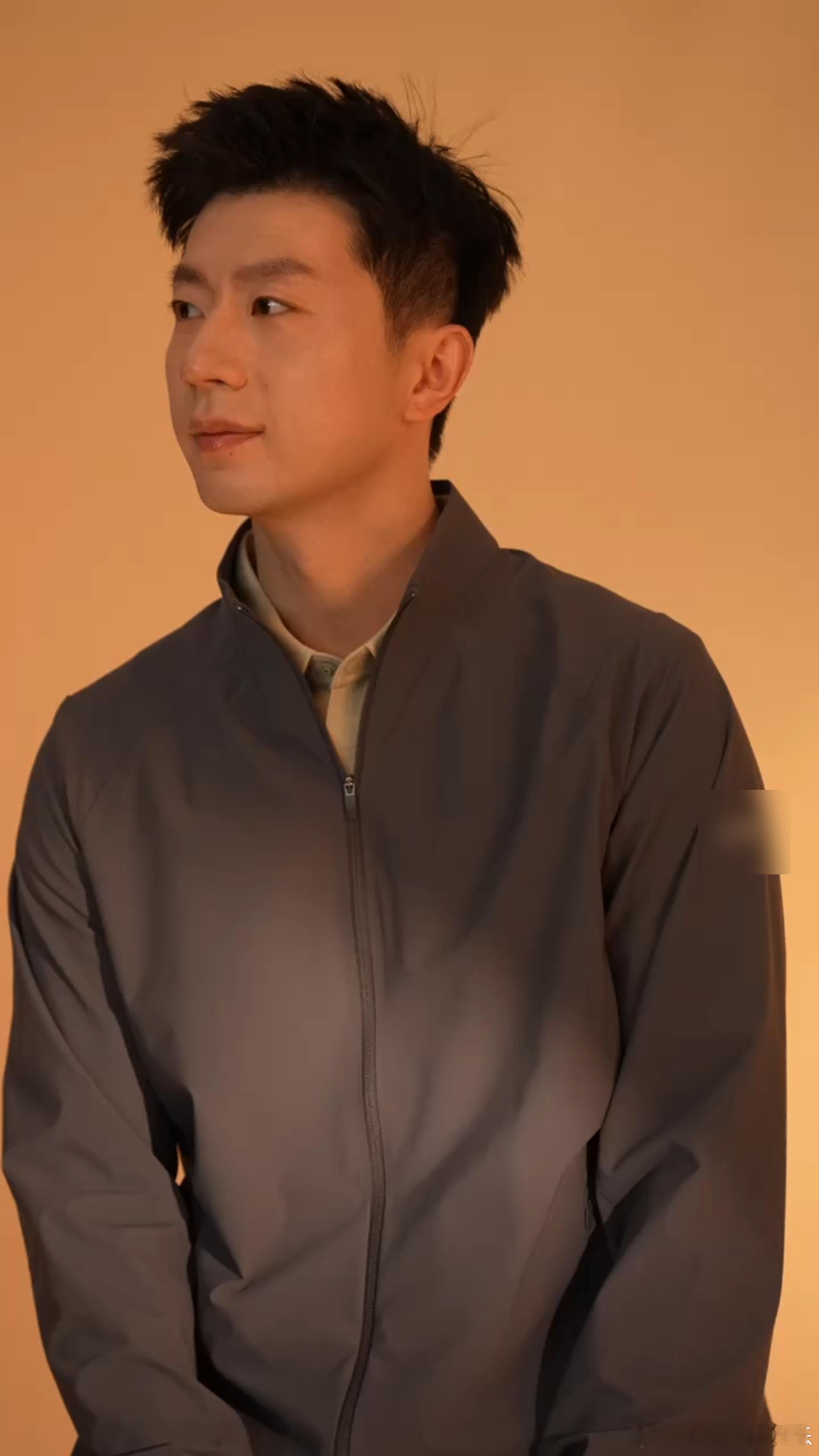 马龙刘诗雯北京三里屯同框在三里屯看到了马龙 龙队在三里屯片场，那穿搭简直像行走的